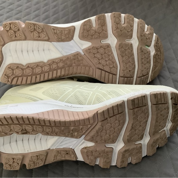 ASICS size 9M light oatmeal w/ taupe design logo on sides - Picture 5 of 6